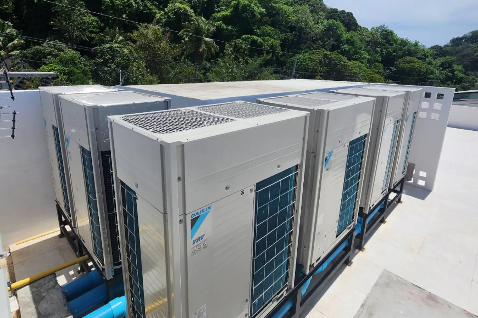 ชุดคอนเดนซิ่งยูนิต Daikin VRV ติดตั้งบนดาดฟ้าอาคาร