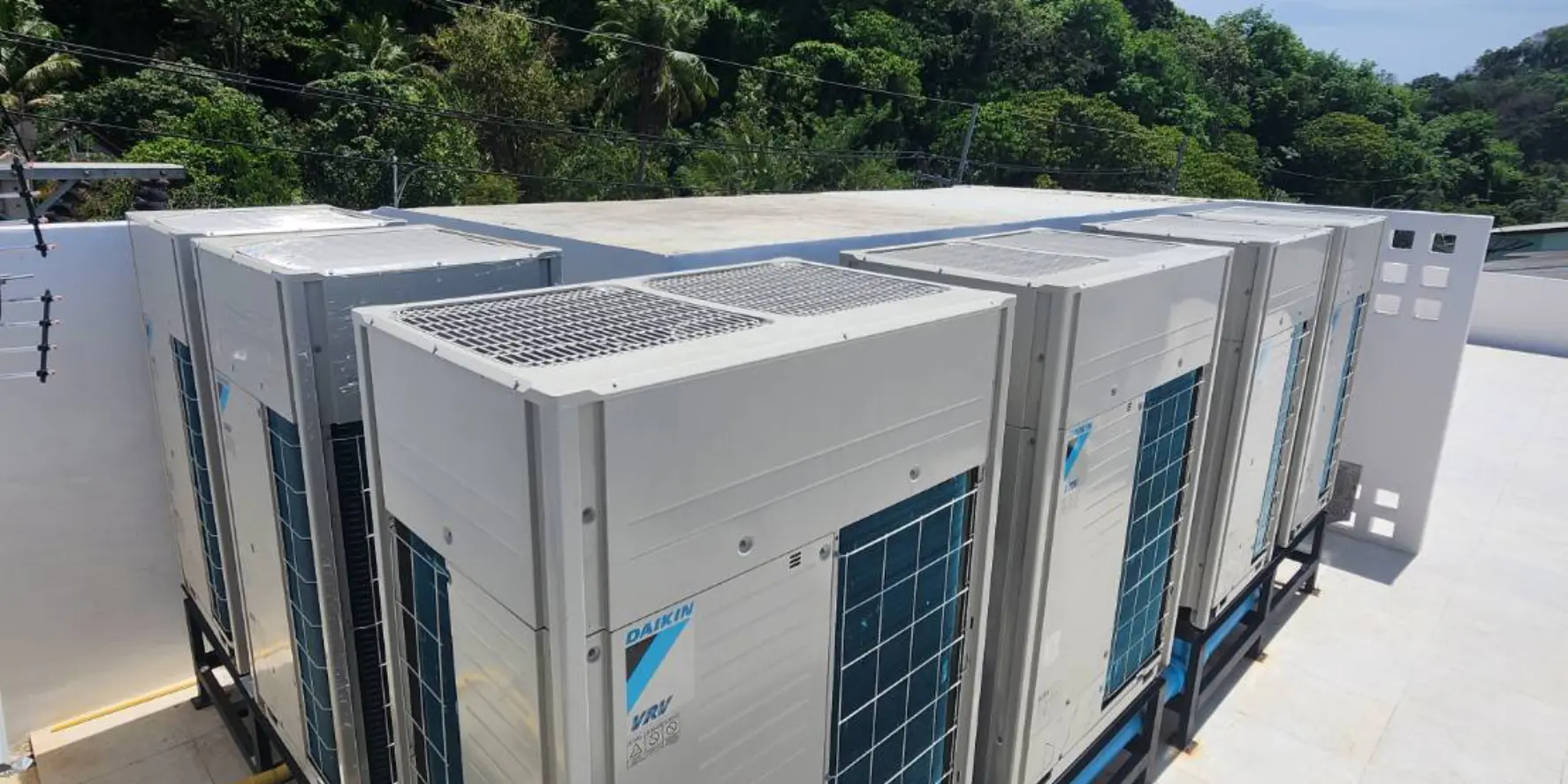 ชุดคอนเดนซิ่งยูนิต Daikin VRV ติดตั้งบนดาดฟ้าอาคาร